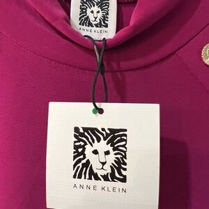 New button Anne Klein details along the shoulders, this blouse